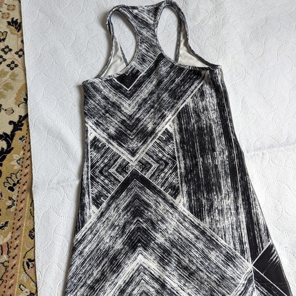 Lululemon tops - Picture 4 of 11